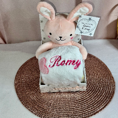Doudou lapin avec son plaid